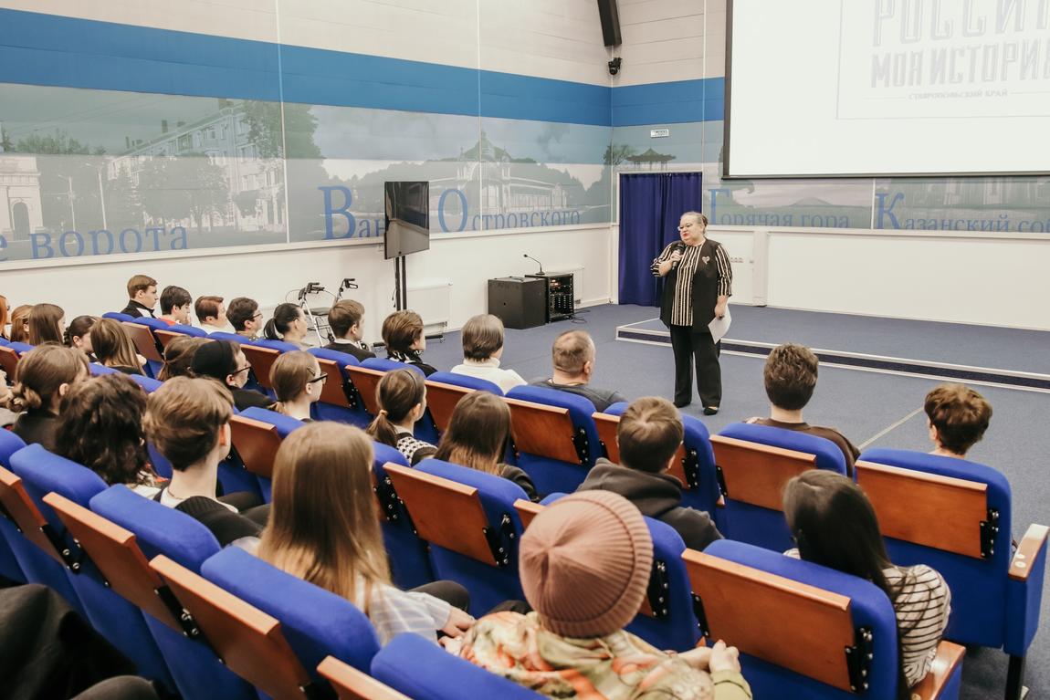 В историческом парке Ставрополя состоялся показ видеоверсии спектакля «Дядя Ваня» в постановке МХТ им. А.П. Чехова