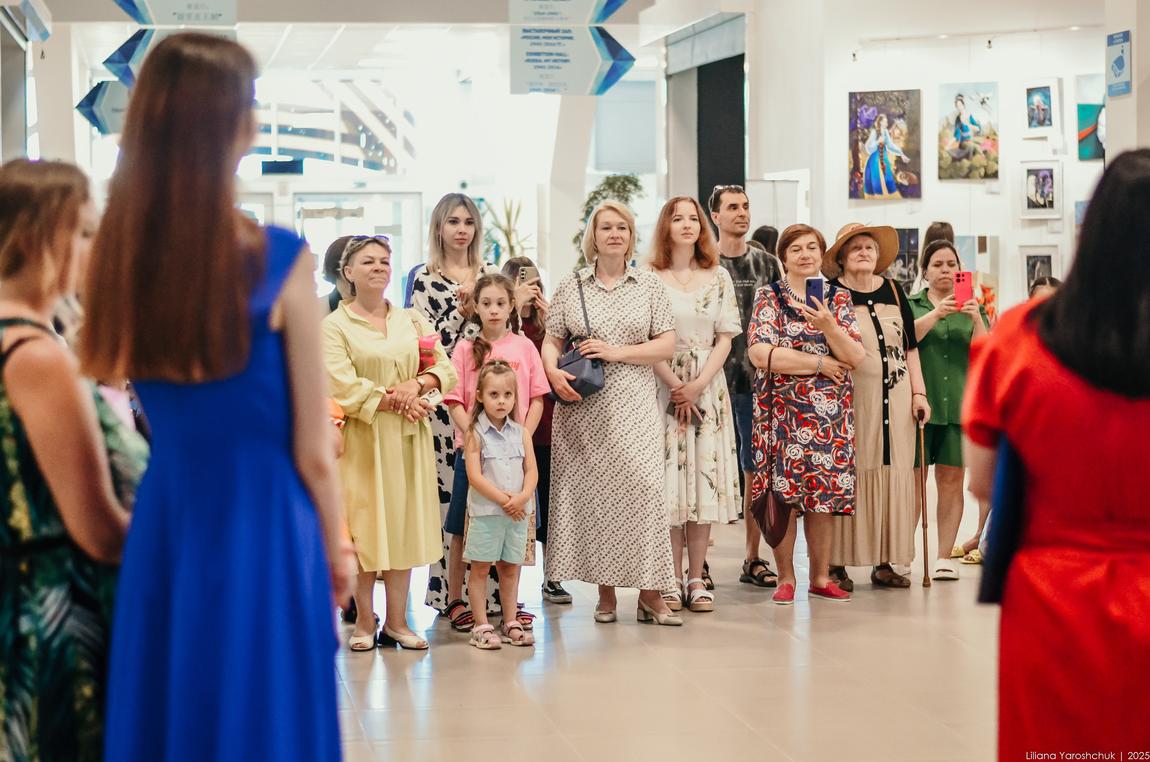 Открытие выставки «Три грани — три взгляда»: атмосфера творчества и вдохновения